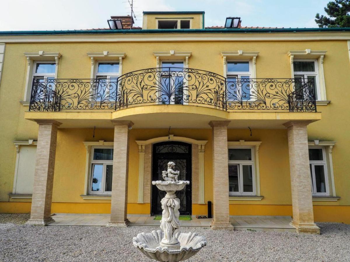 Spacious Near Schoenbrunn Castle * Viena